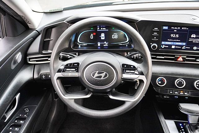 Used 2024 Hyundai Elantra SE image 17
