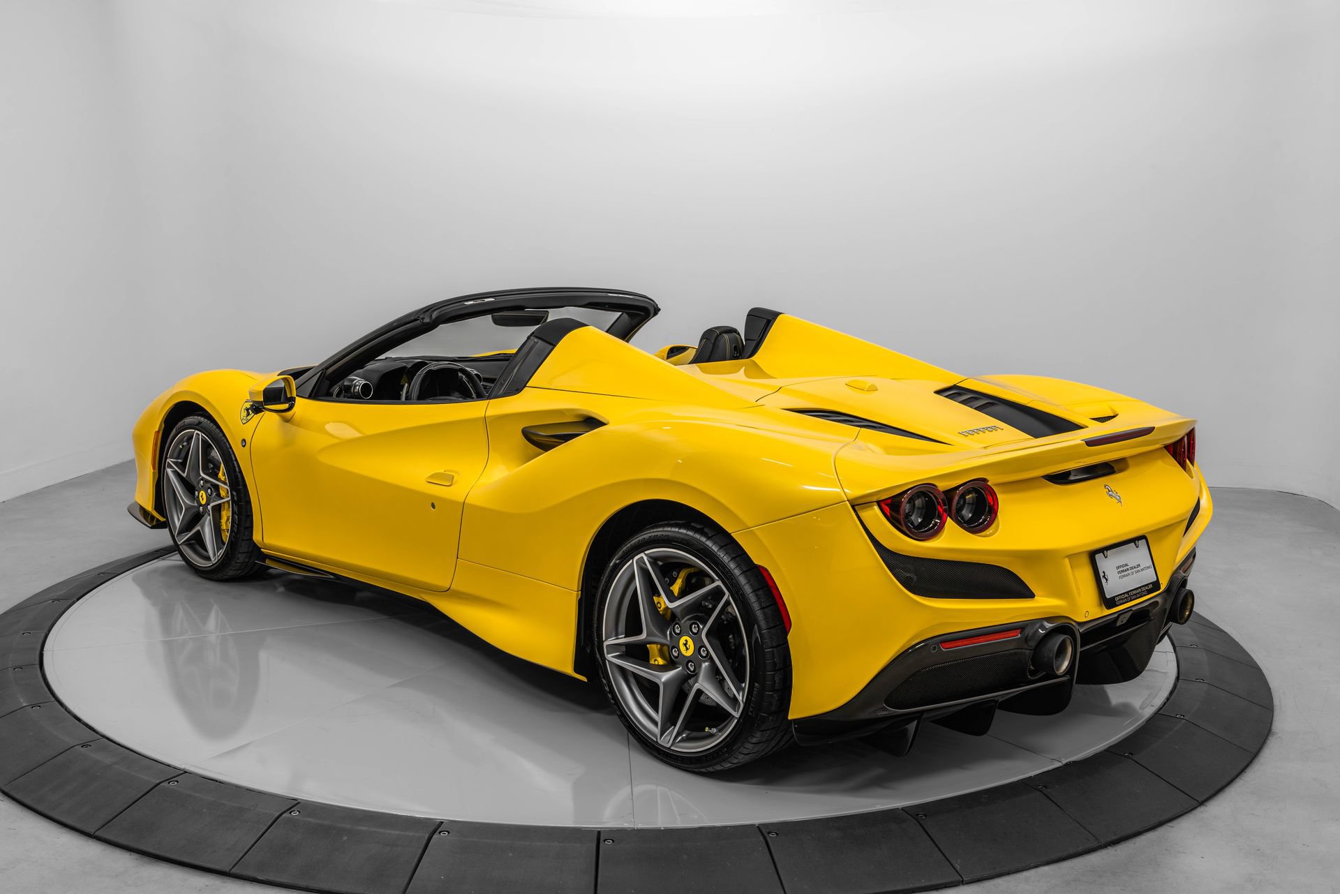 Certified 2022 Ferrari F8 Tributo RWD image 13