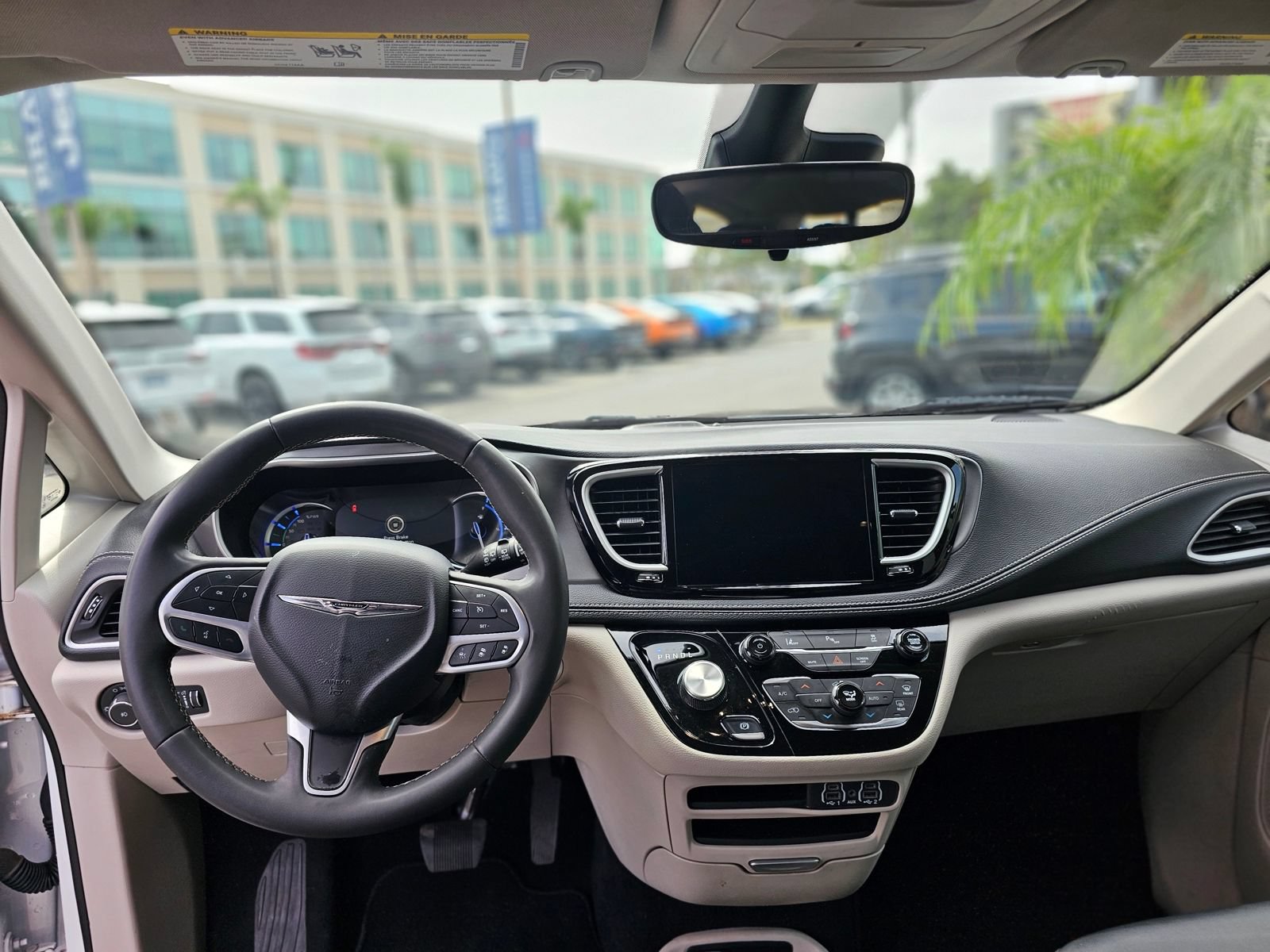 Used 2024 Chrysler Pacifica Limited FWD image 28