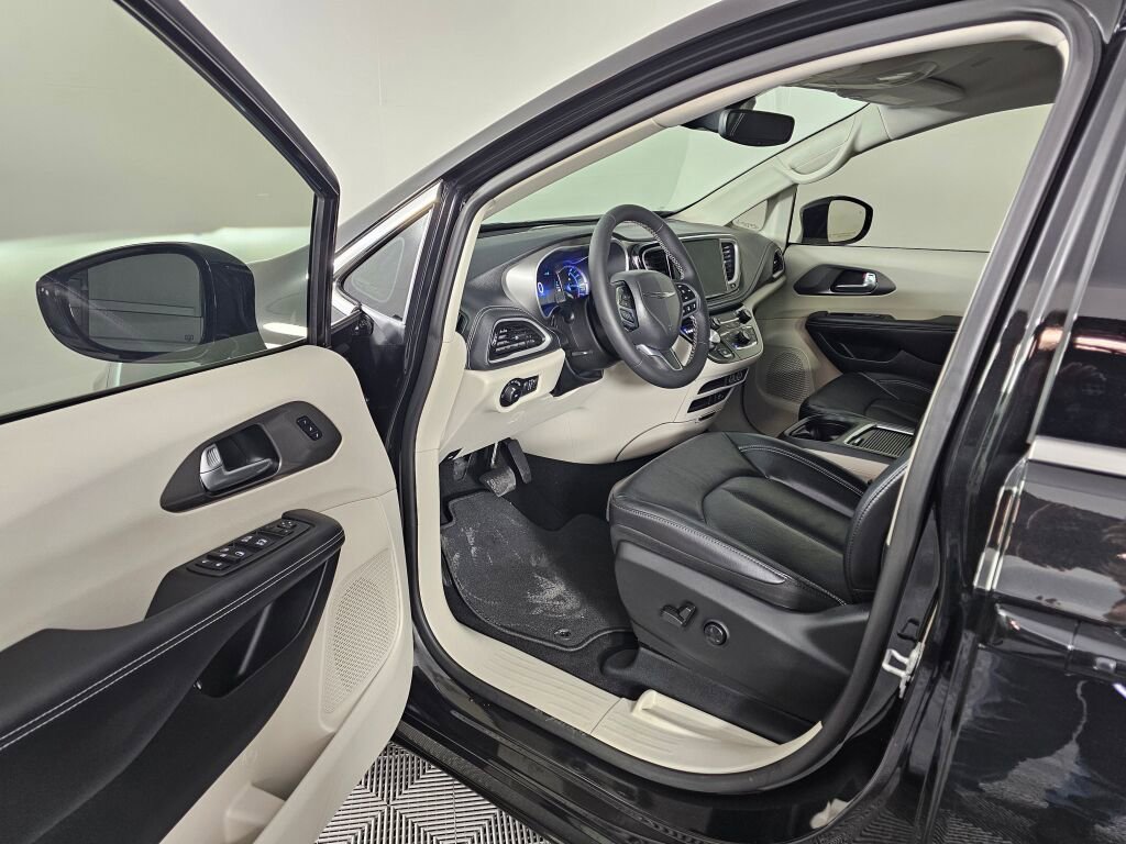 Used 2022 Chrysler Pacifica Touring-L image 17