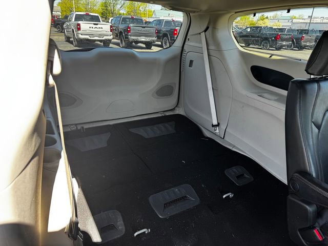 Used 2017 Chrysler Pacifica Touring-L Plus w/ Tire & Wheel Group FWD image 16