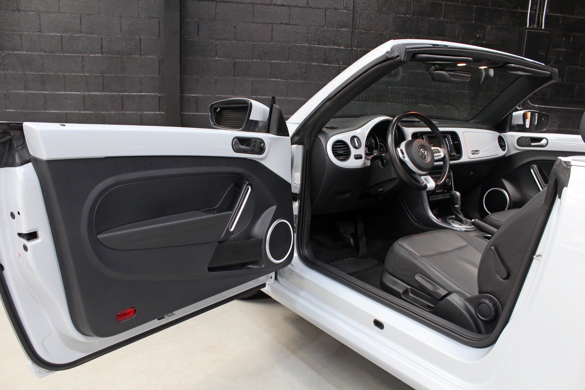 Used 2018 Volkswagen Beetle 2.0T SE FWD image 28