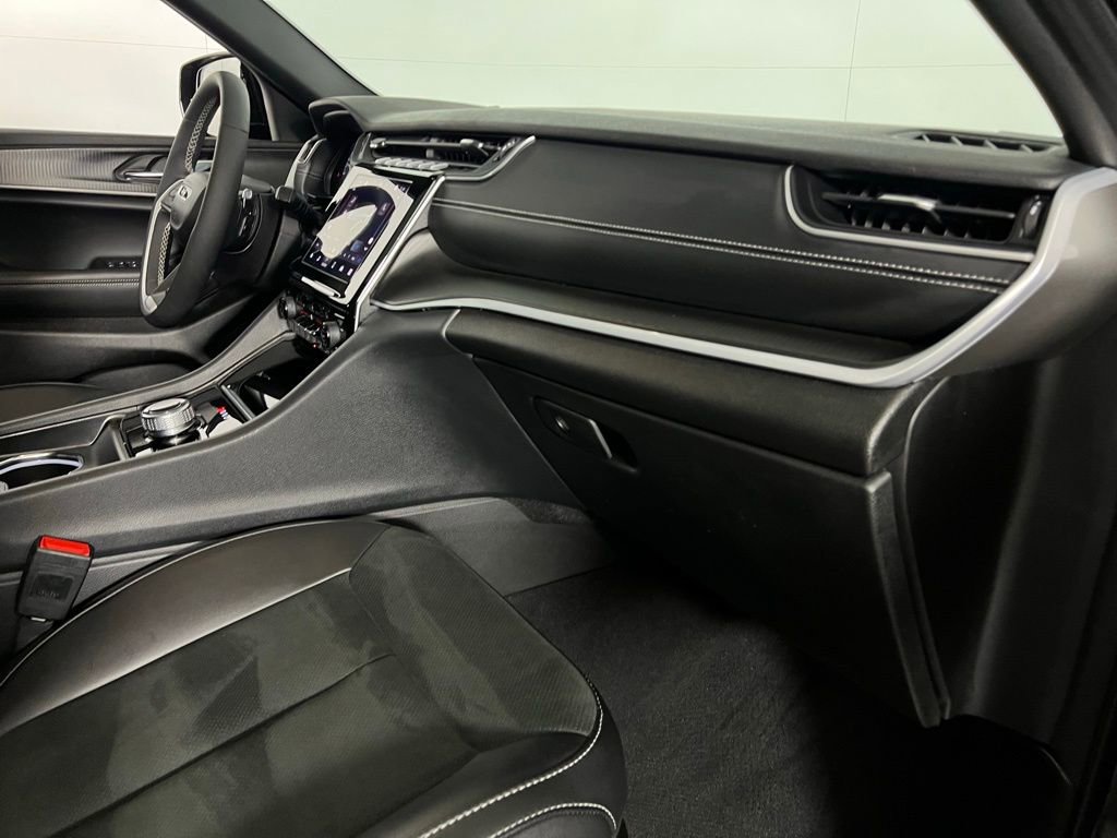 Used 2025 Jeep Grand Cherokee Altitude image 32