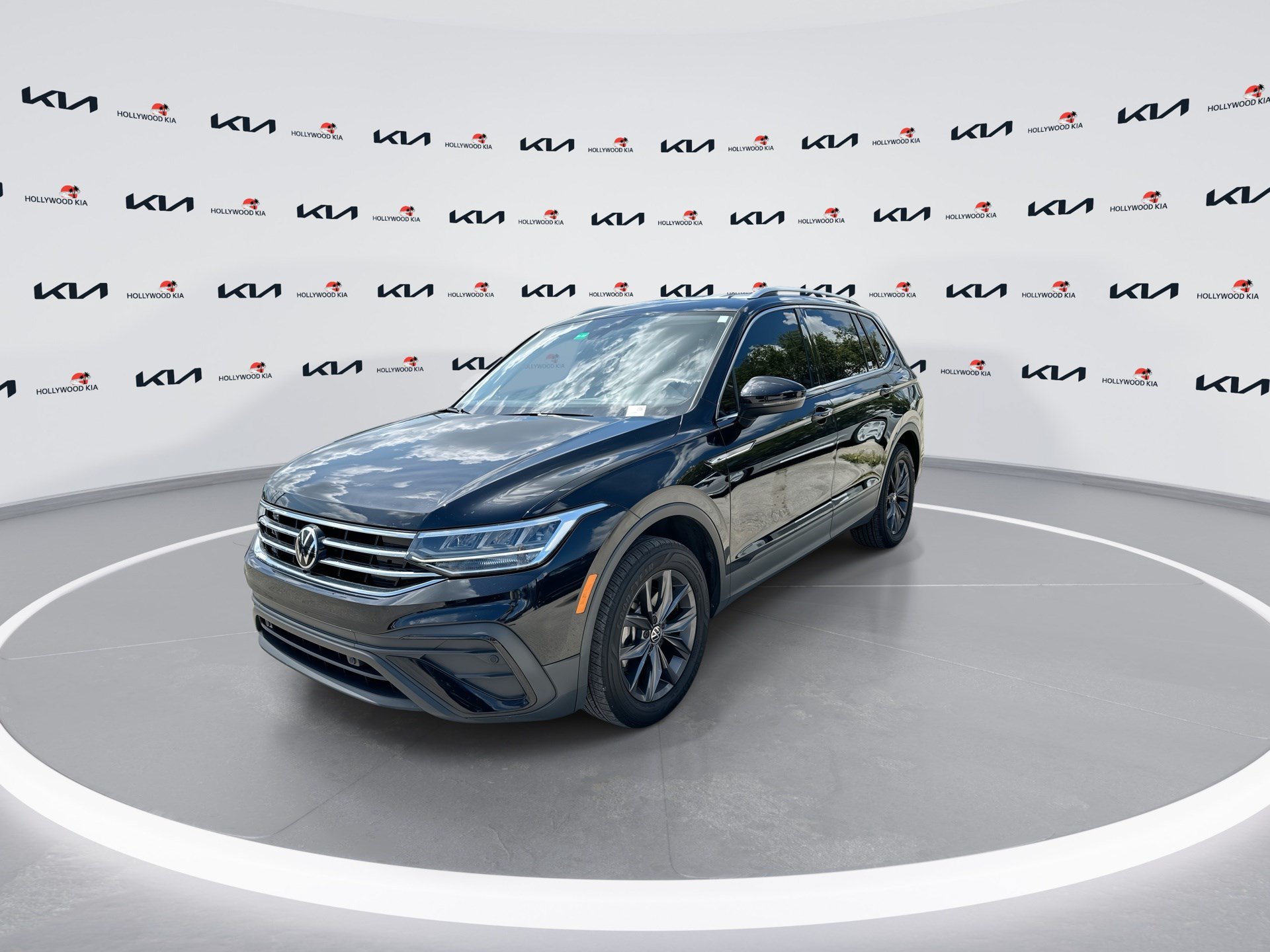 Used 2023 Volkswagen Tiguan SE FWD image 4