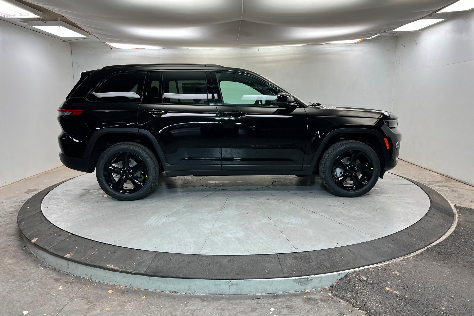 New 2025 Jeep Grand Cherokee Limited w/ Luxury Tech Group II AWD/4WD image 6