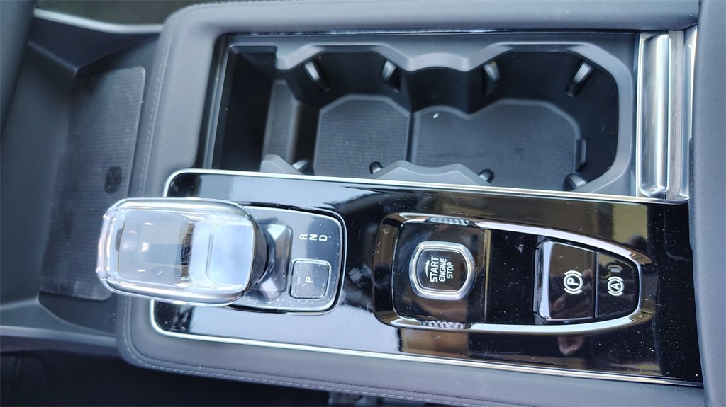 New 2025 Volvo XC90 T8 Core w/ Climate Package image 23