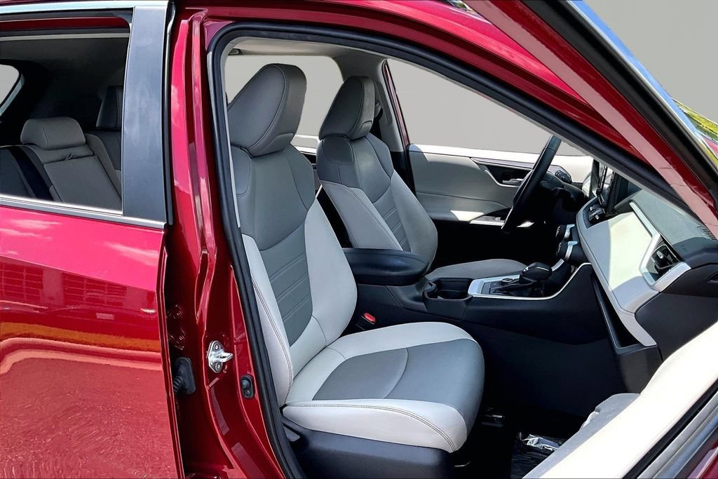 Used 2021 Toyota RAV4 XLE Premium AWD/4WD image 22