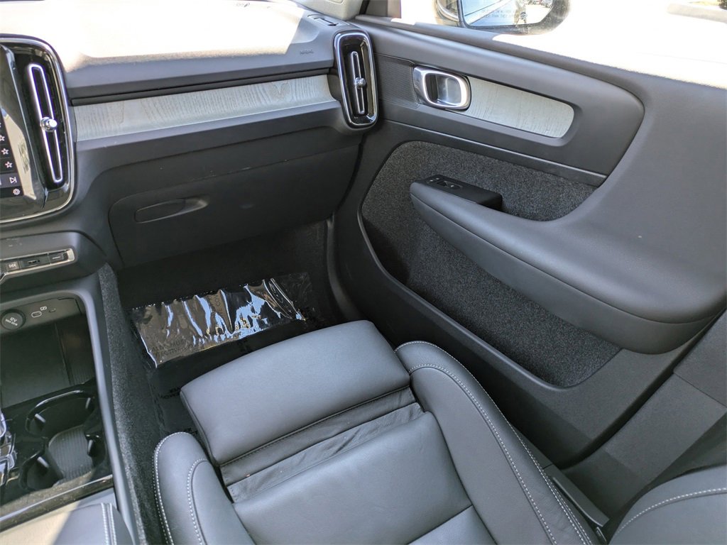 Certified 2025 Volvo XC40 B5 Plus image 17