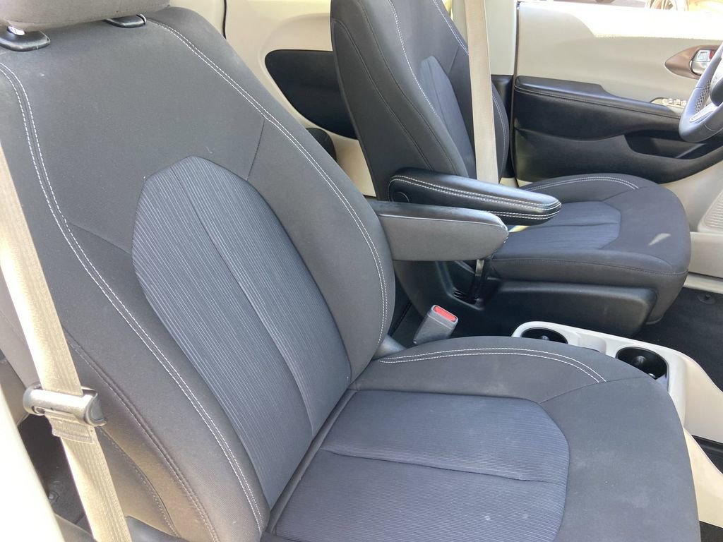 Used 2022 Chrysler Voyager LX FWD image 22