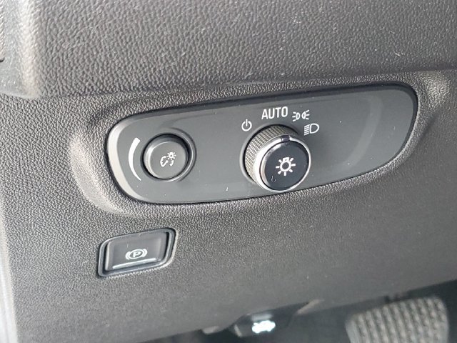 Used 2022 GMC Terrain SLE w/ Driver Convenience Package FWD image 9