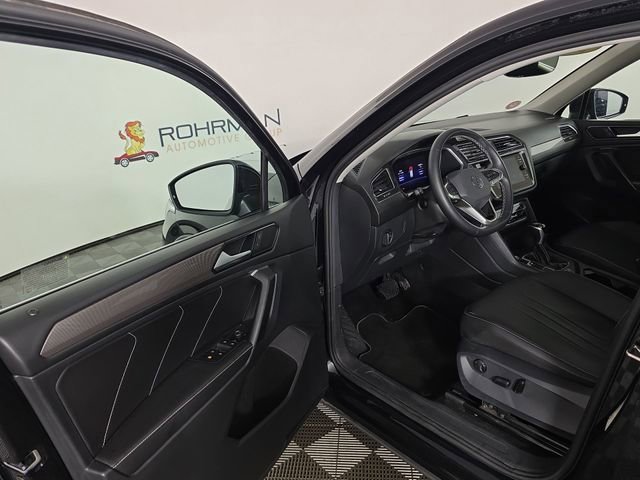 Used 2023 Volkswagen Tiguan SE w/ Panoramic Sunroof Package image 19