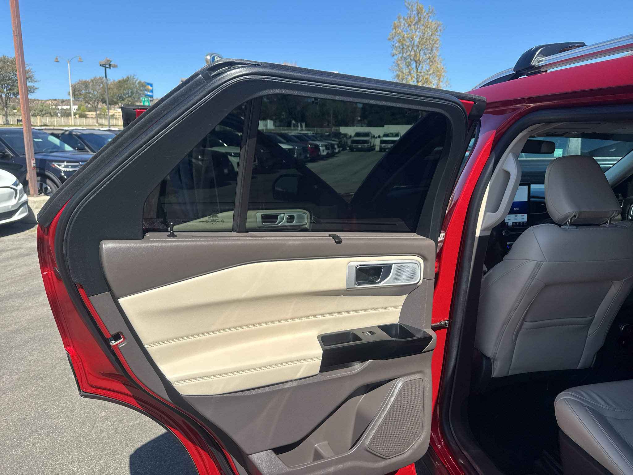 Used 2022 Ford Explorer Platinum w/ Technology Package AWD/4WD image 18