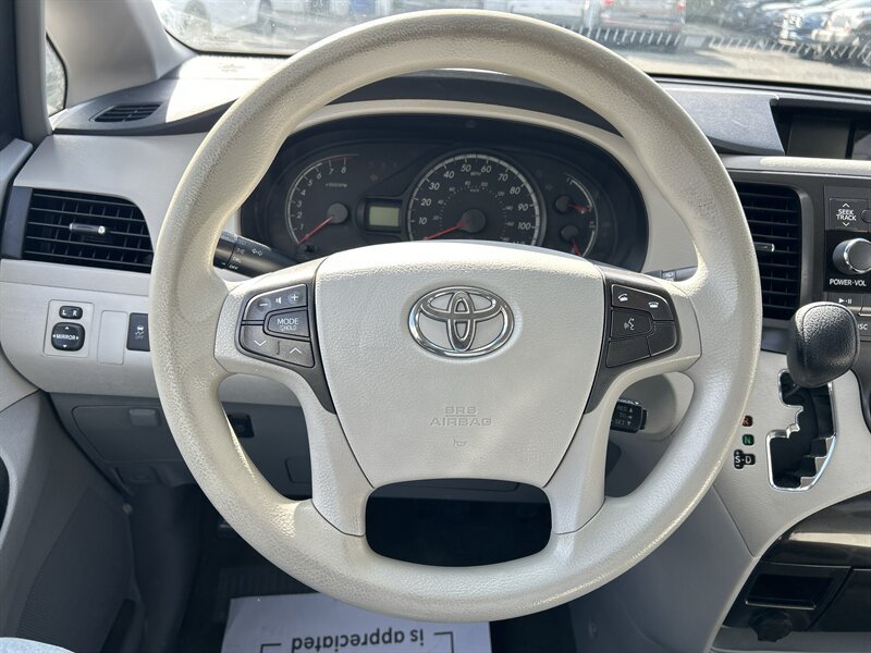 Used 2014 Toyota Sienna LE FWD image 13