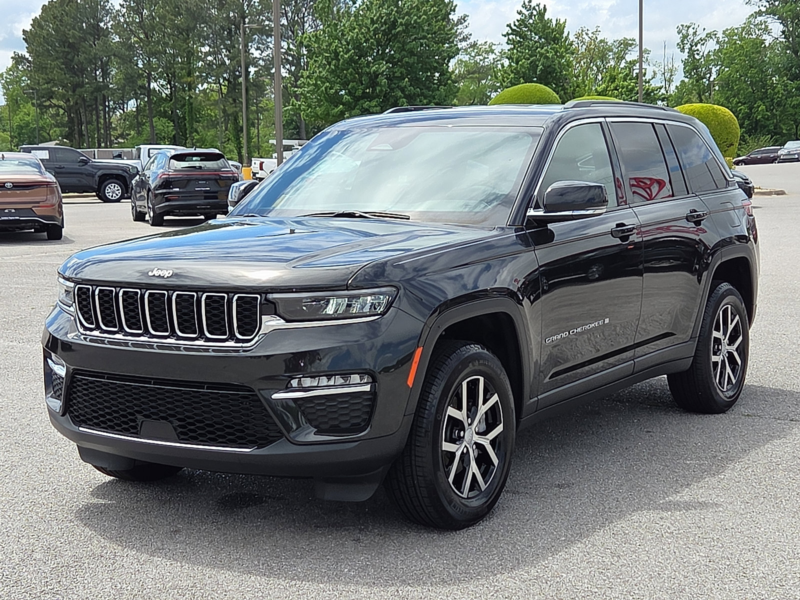 Used 2024 Jeep Grand Cherokee Limited AWD/4WD image 2