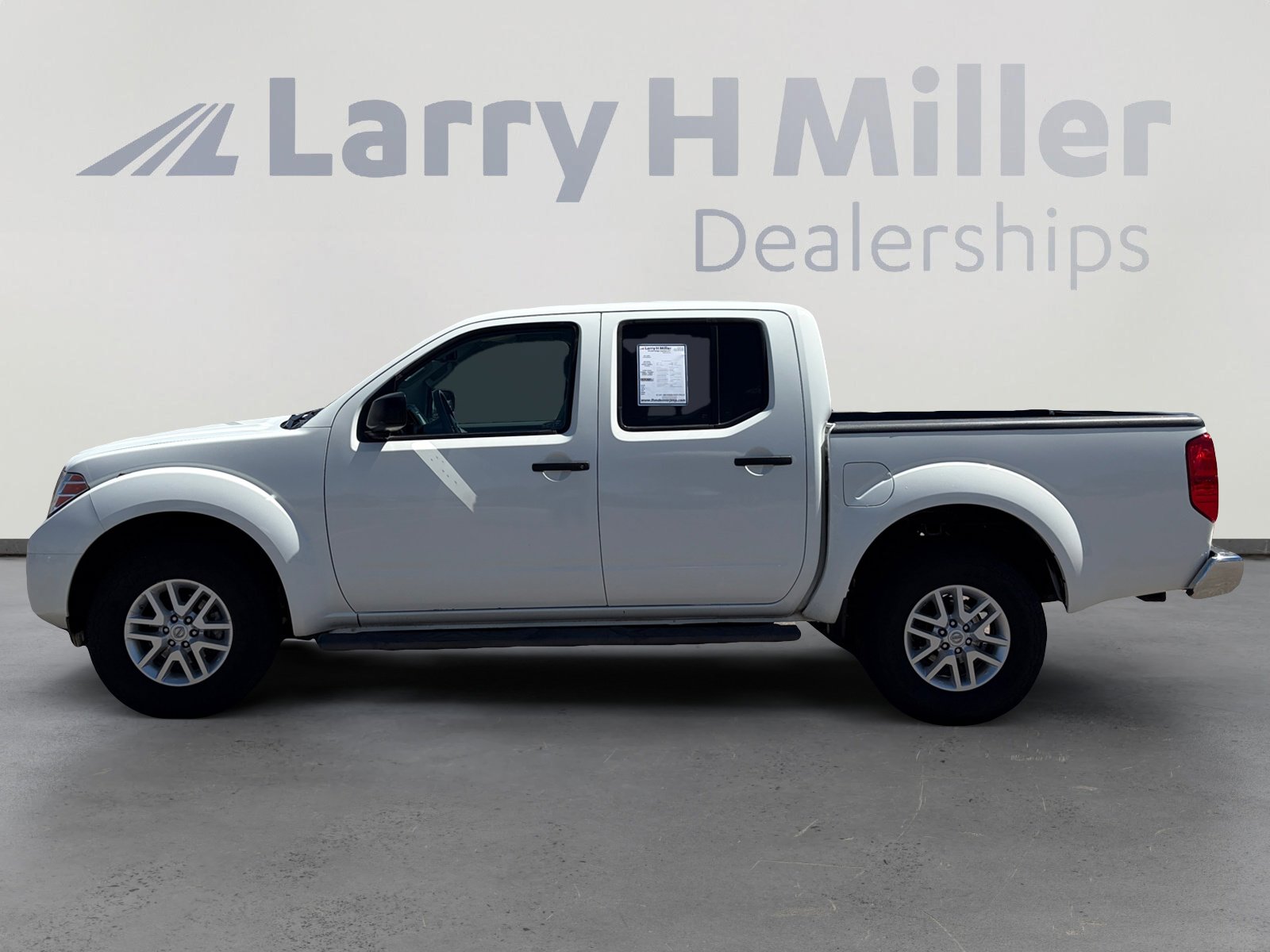 Used 2017 Nissan Frontier SV w/ SV Value Truck Package AWD/4WD image 3