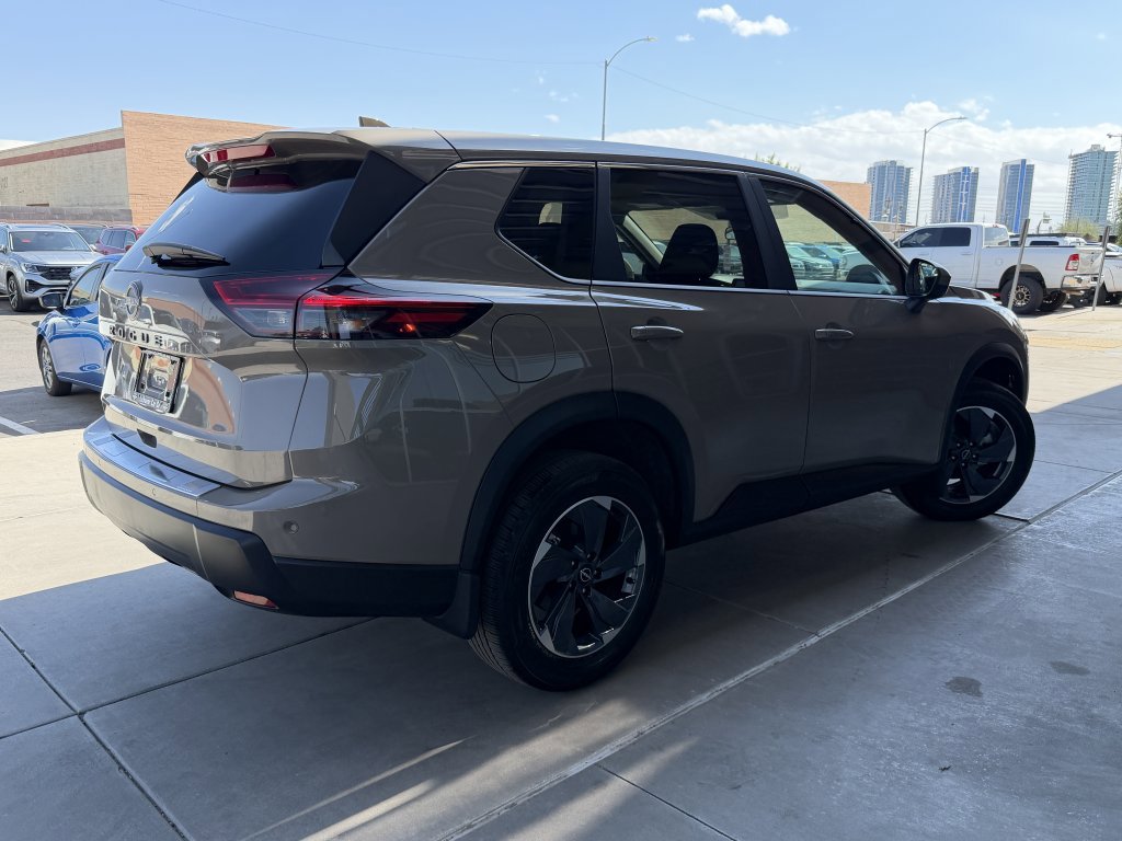 Used 2025 Nissan Rogue SV image 4