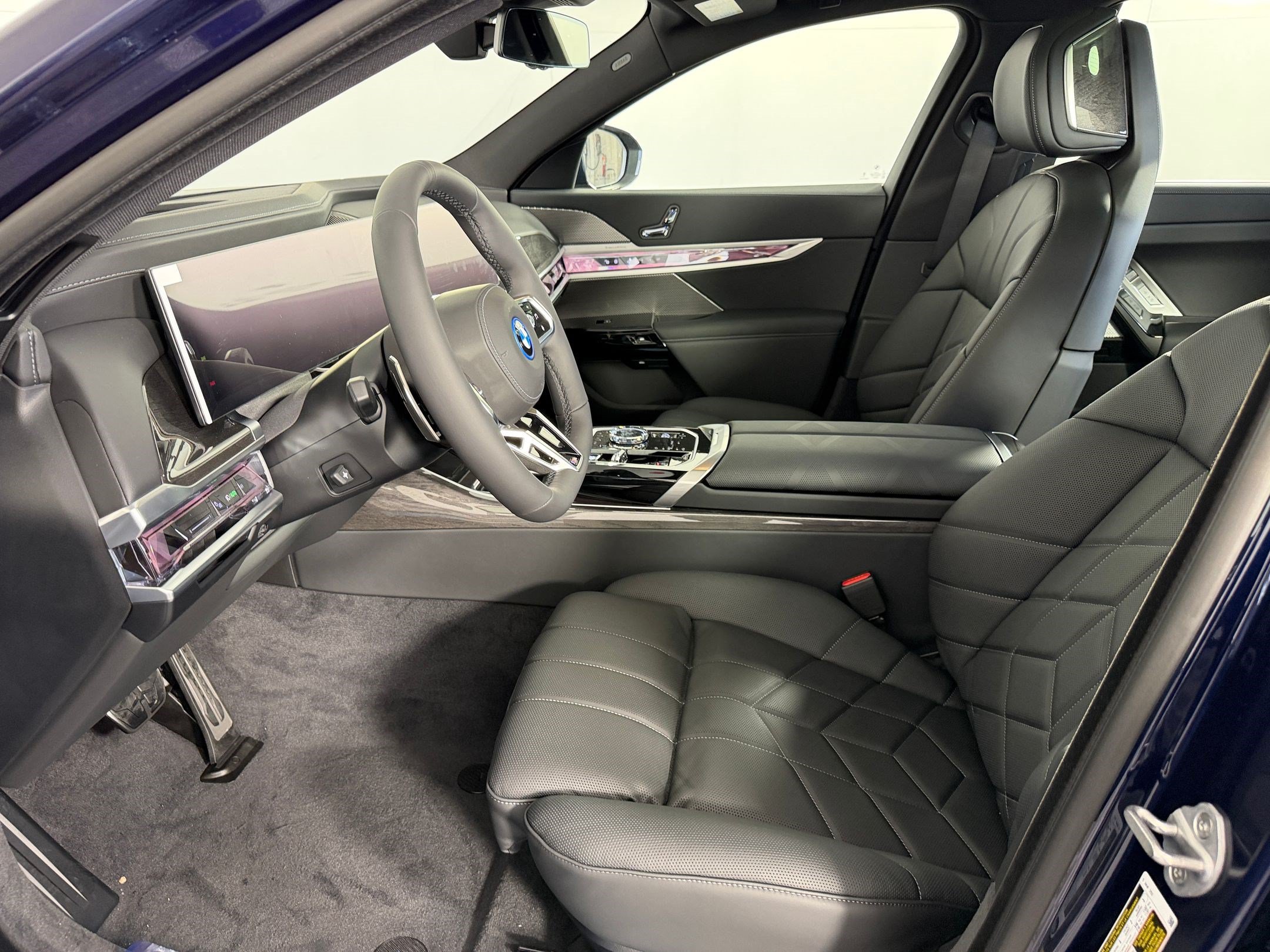 Used 2026 BMW 750e xDrive AWD/4WD image 5