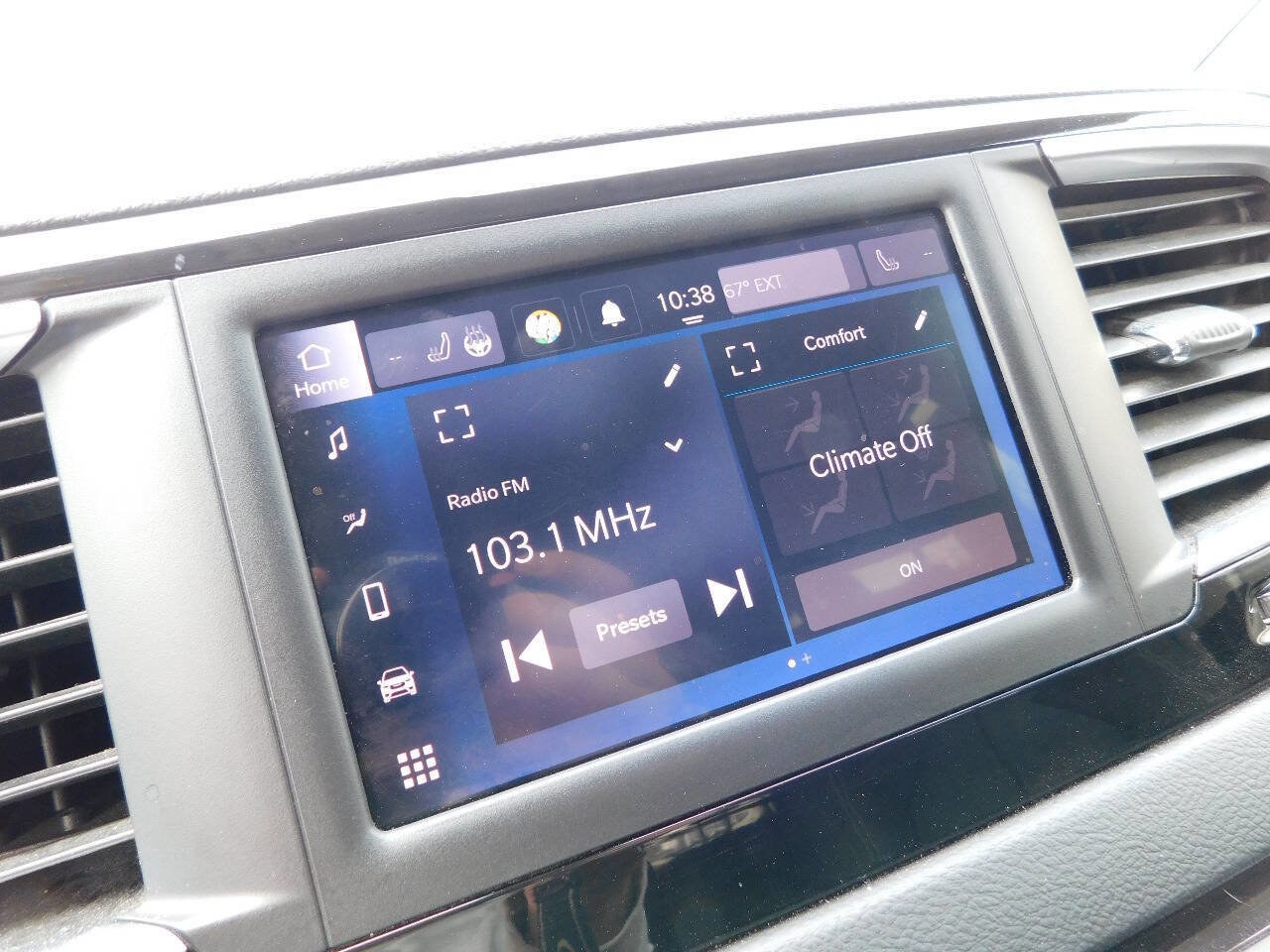 Used 2022 Chrysler Voyager LX image 34