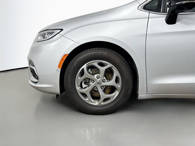 Used 2024 Chrysler Pacifica Limited FWD image 32