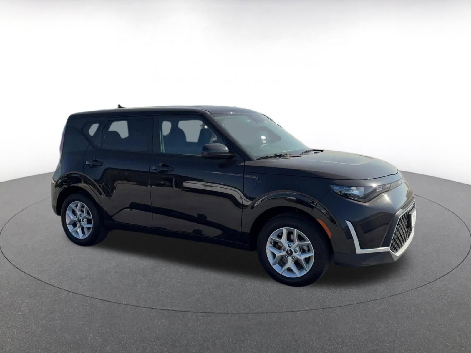 Used 2025 Kia Soul LX w/ LX Technology Package image 2