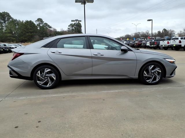 Used 2025 Hyundai Elantra Limited image 2