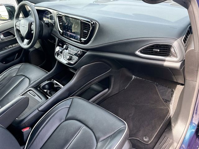 Used 2024 Chrysler Pacifica Premium image 31