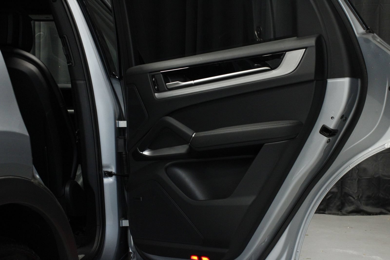 Certified 2025 Porsche Cayenne AWD/4WD image 15