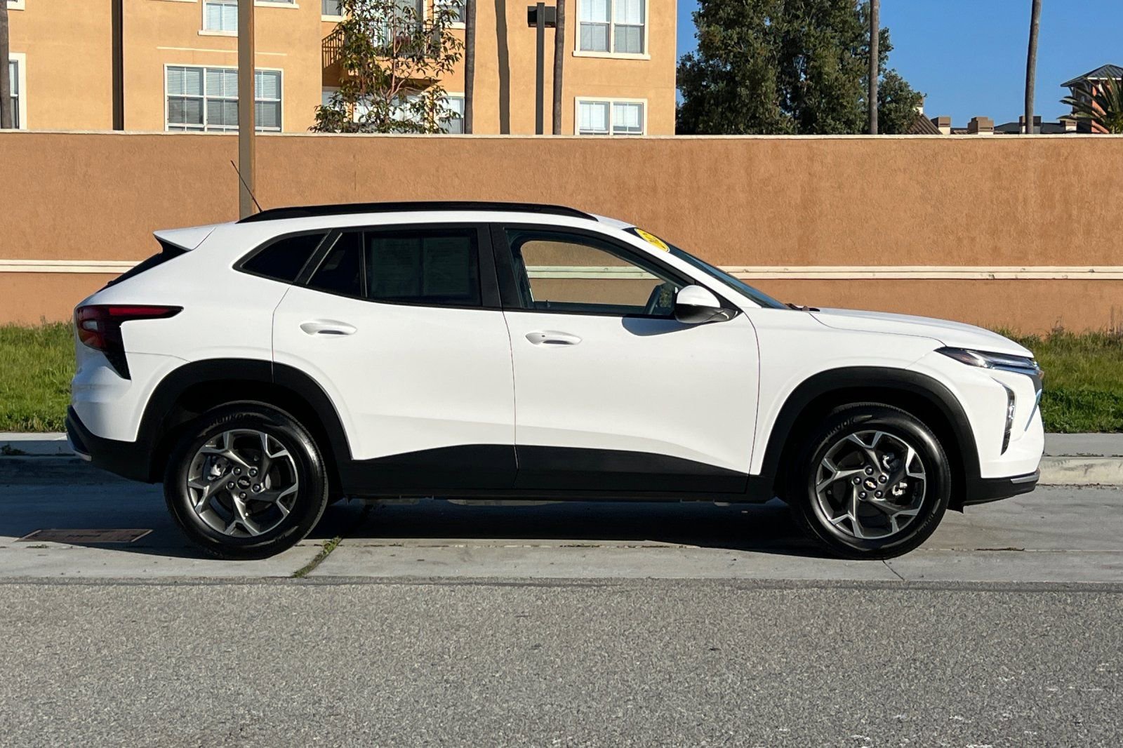 Used 2025 Chevrolet Trax LT w/ LT Convenience Package image 3