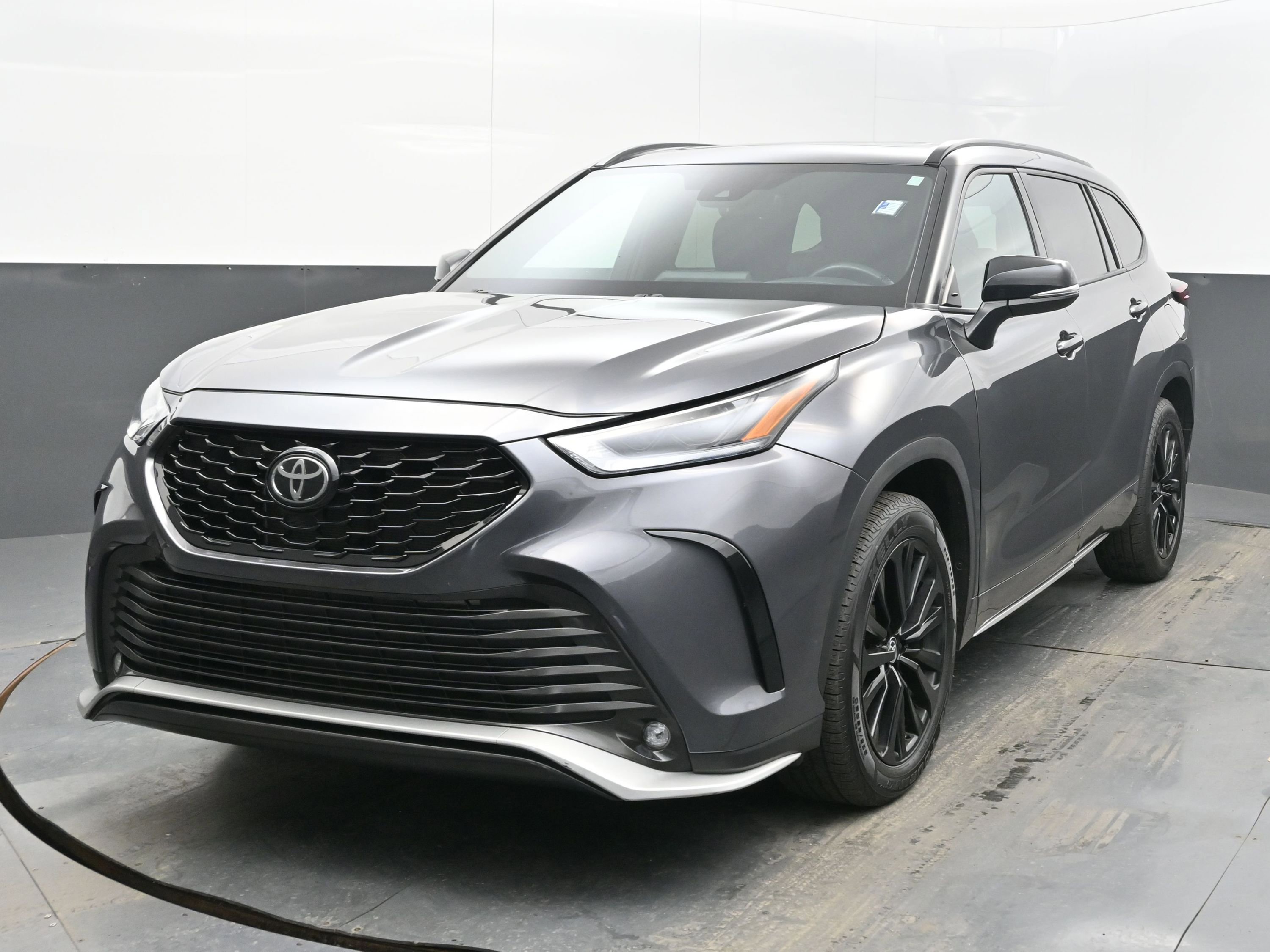 Used 2024 Toyota Highlander XSE image 3