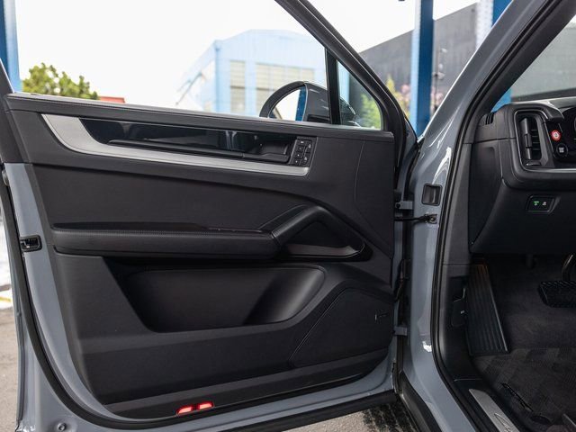 Certified 2025 Porsche Cayenne Coupe image 28