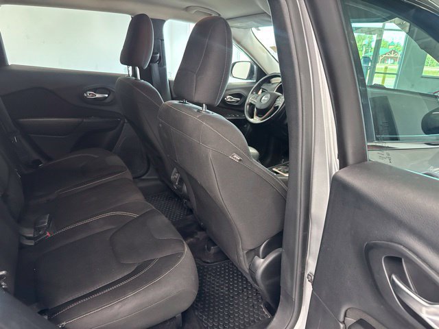 Used 2016 Jeep Cherokee Latitude w/ Cold Weather Group AWD/4WD image 26