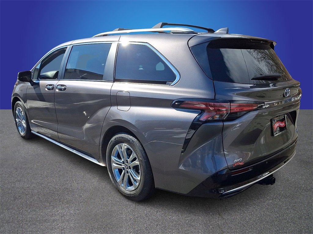 Used 2023 Toyota Sienna Platinum image 6