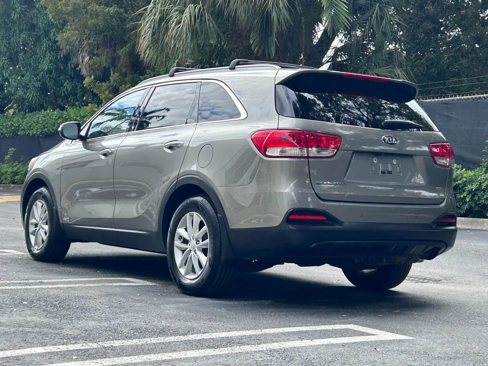 Used 2017 Kia Sorento LX w/ LX Convenience Package image 7