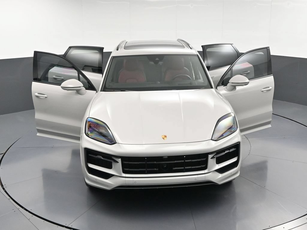 Certified 2025 Porsche Cayenne GTS AWD/4WD image 34