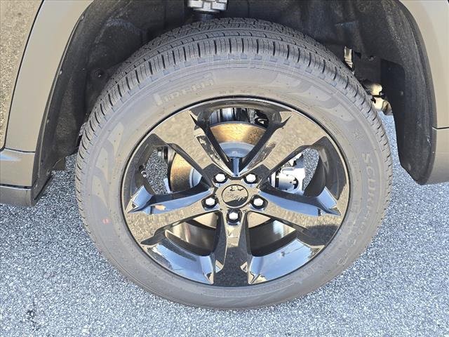 New 2025 Jeep Grand Cherokee Limited w/ Black Appearance Package image 7