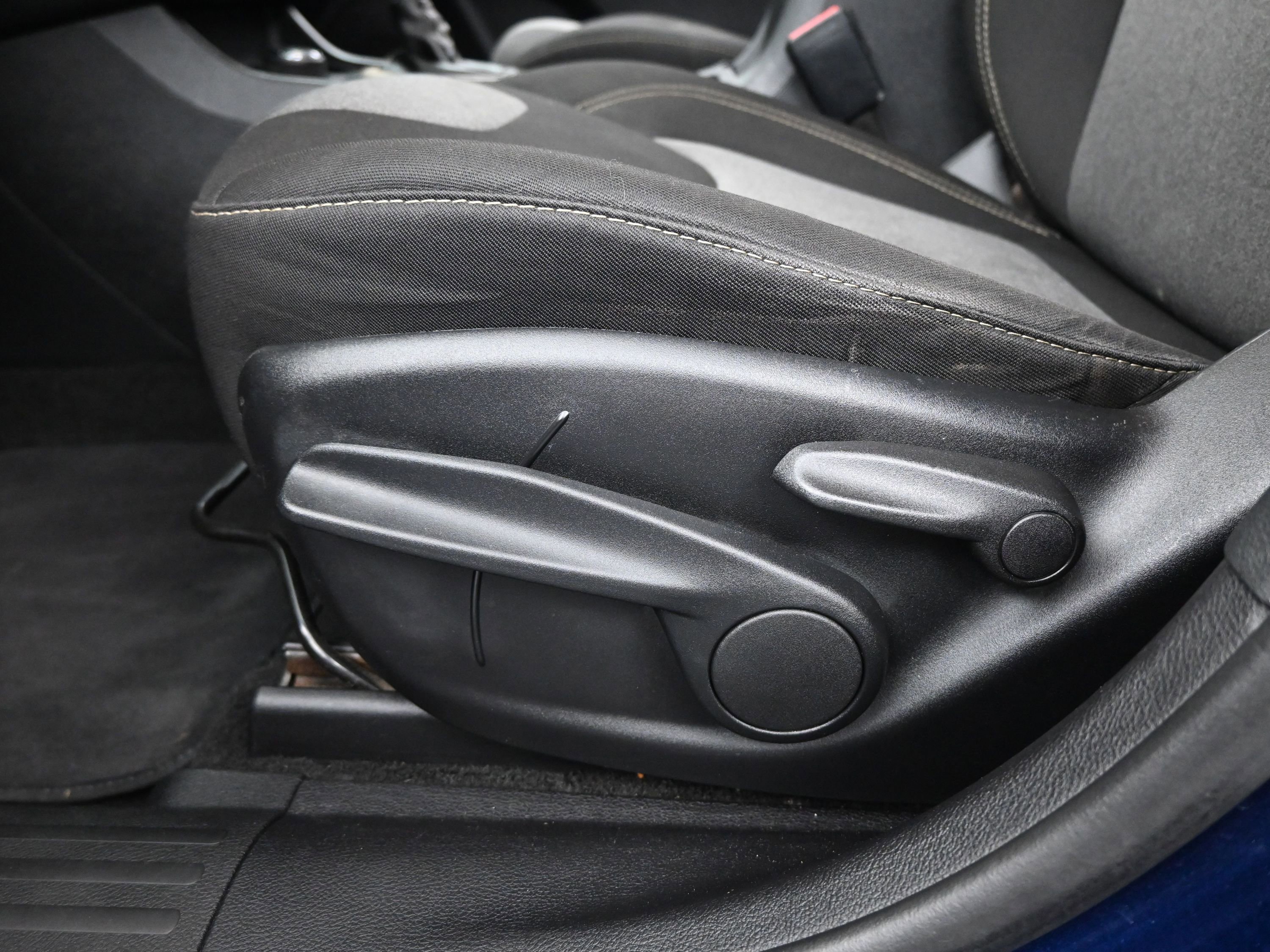 Used 2016 Jeep Cherokee Sport image 11