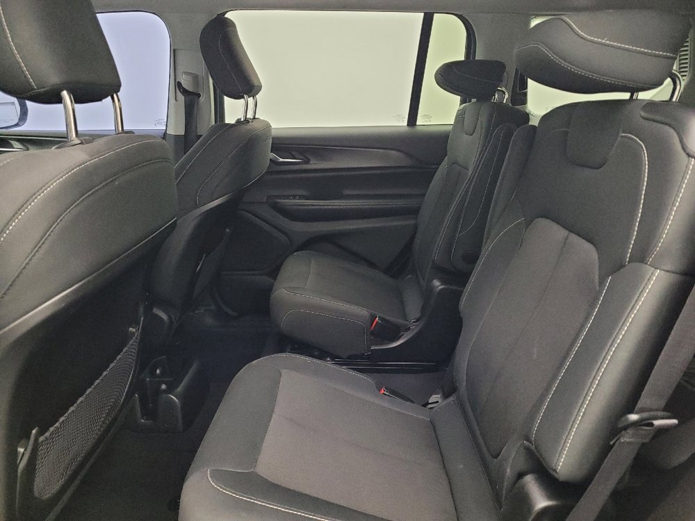 Used 2023 Jeep Grand Cherokee L Laredo image 18