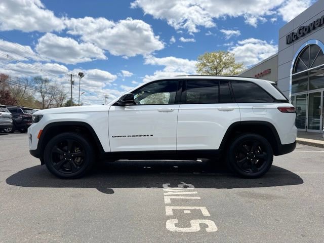 Used 2023 Jeep Grand Cherokee Altitude AWD/4WD image 3