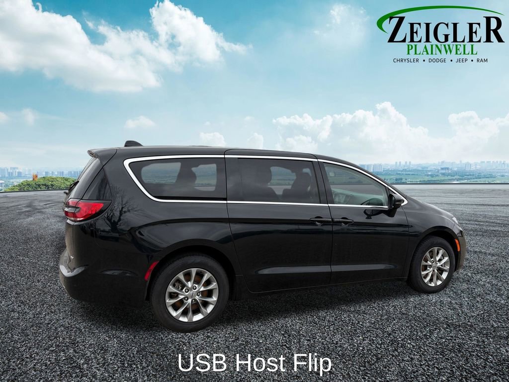 Used 2023 Chrysler Pacifica Touring-L image 9