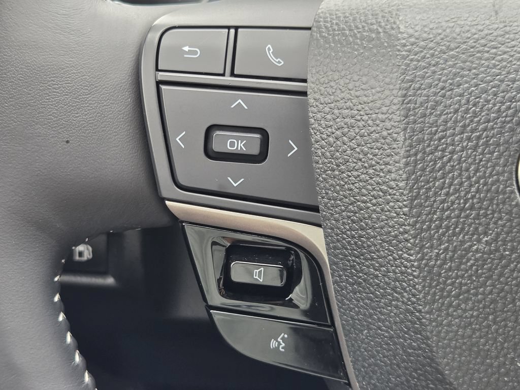 Used 2025 Toyota Camry SE w/ Convenience Package FWD image 24