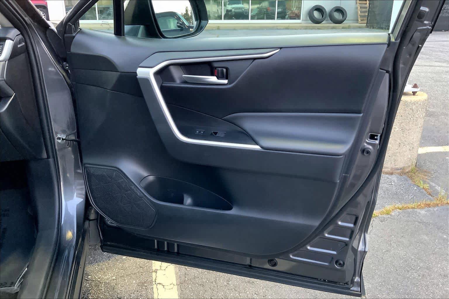 Used 2025 Toyota RAV4 XLE w/ Convenience Package image 22