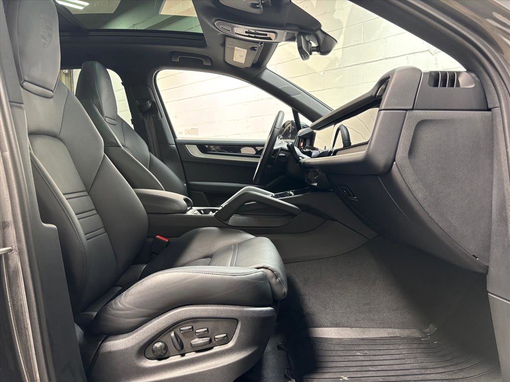 Used 2025 Porsche Cayenne S image 32