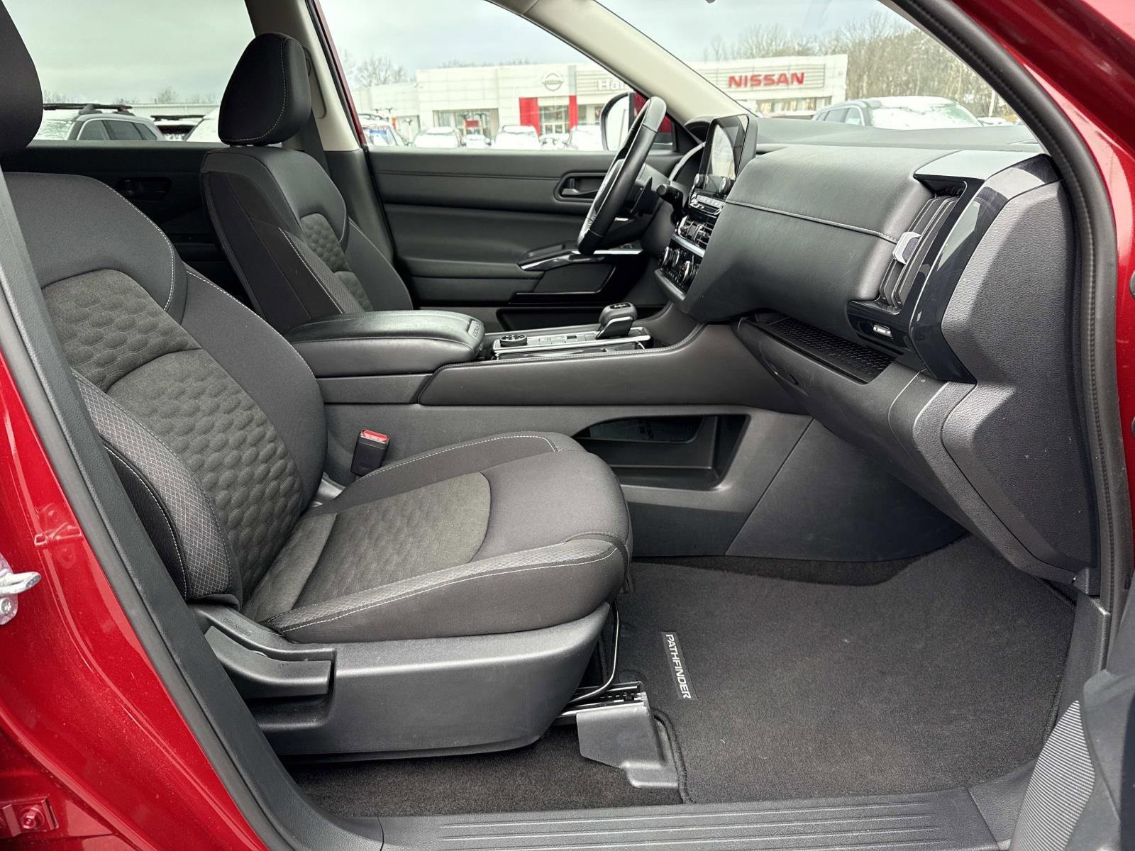 Used 2024 Nissan Pathfinder SV image 25