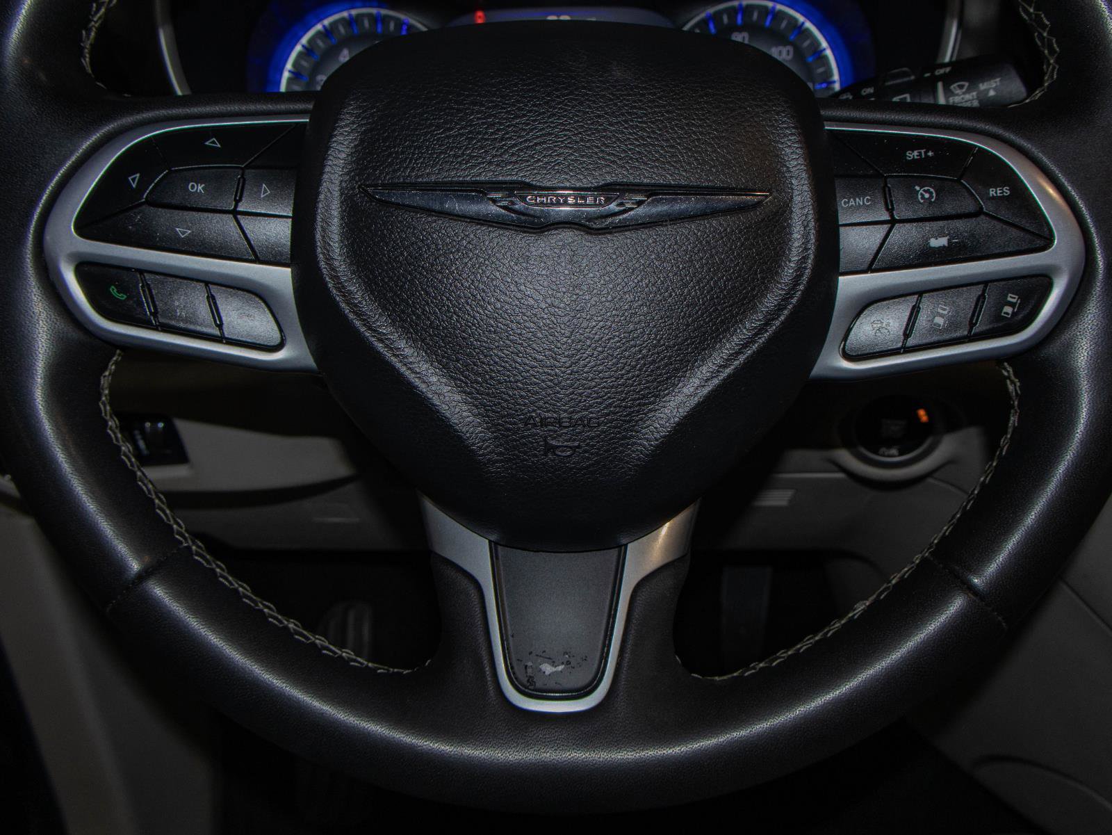 Used 2022 Chrysler Pacifica Touring-L image 11