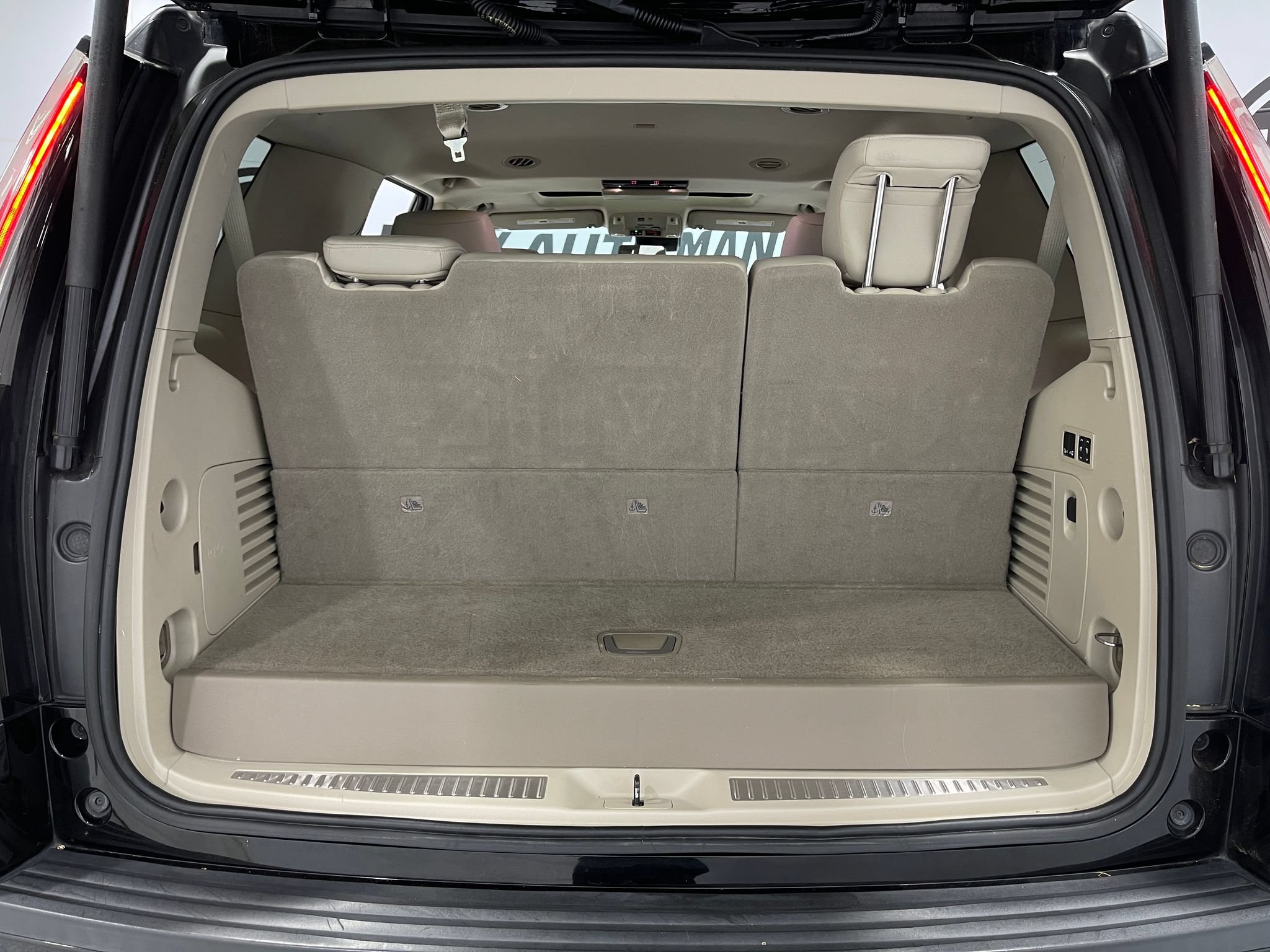 Used 2020 Cadillac Escalade Premium Luxury AWD/4WD image 25