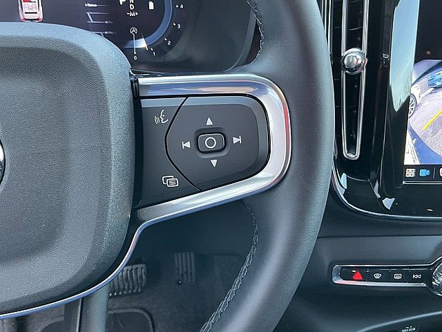 Used 2025 Volvo XC40 B5 Plus image 31