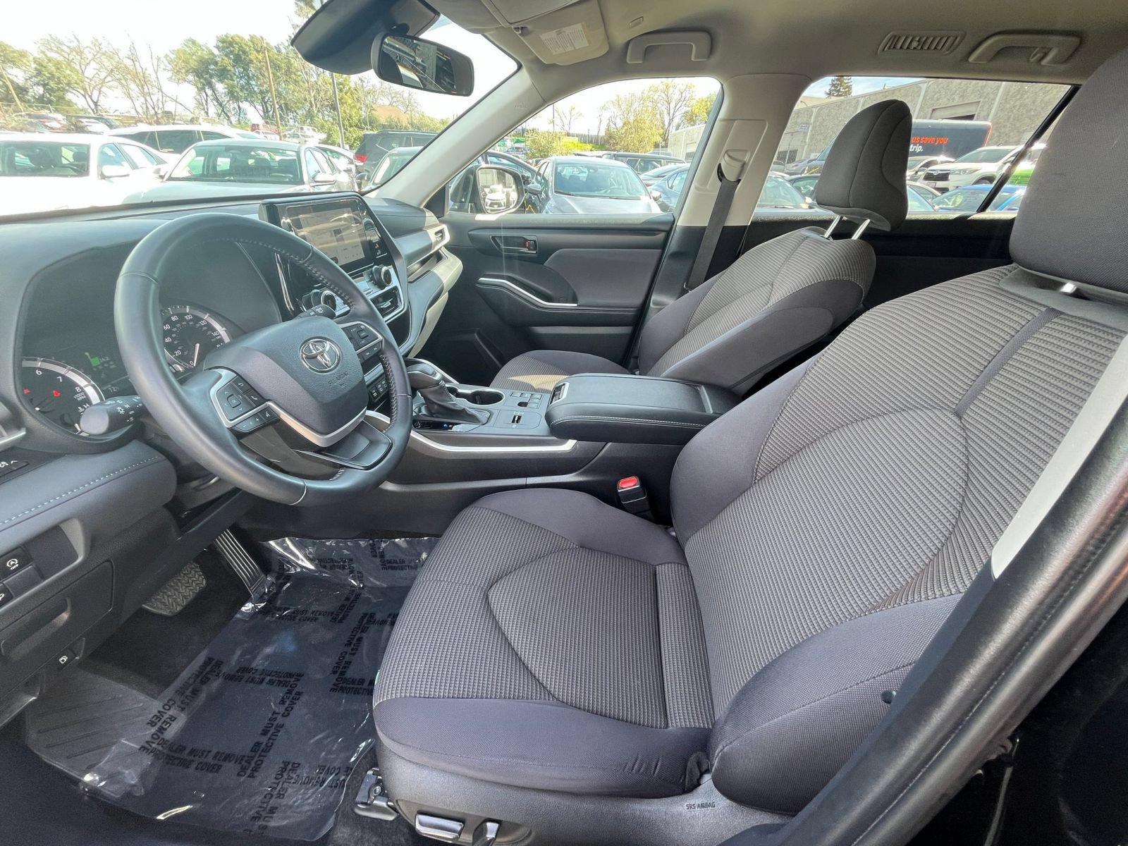 Used 2025 Toyota Highlander LE FWD image 29
