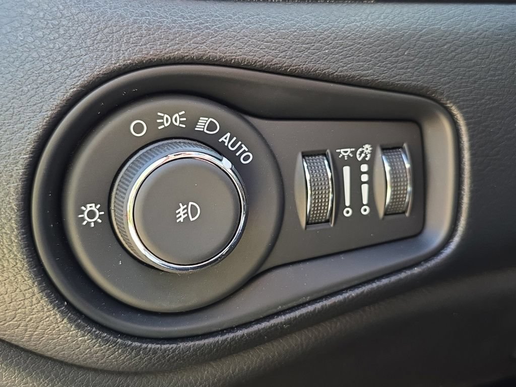 Used 2021 Jeep Renegade Latitude w/ Sun & Sound Group AWD/4WD image 14