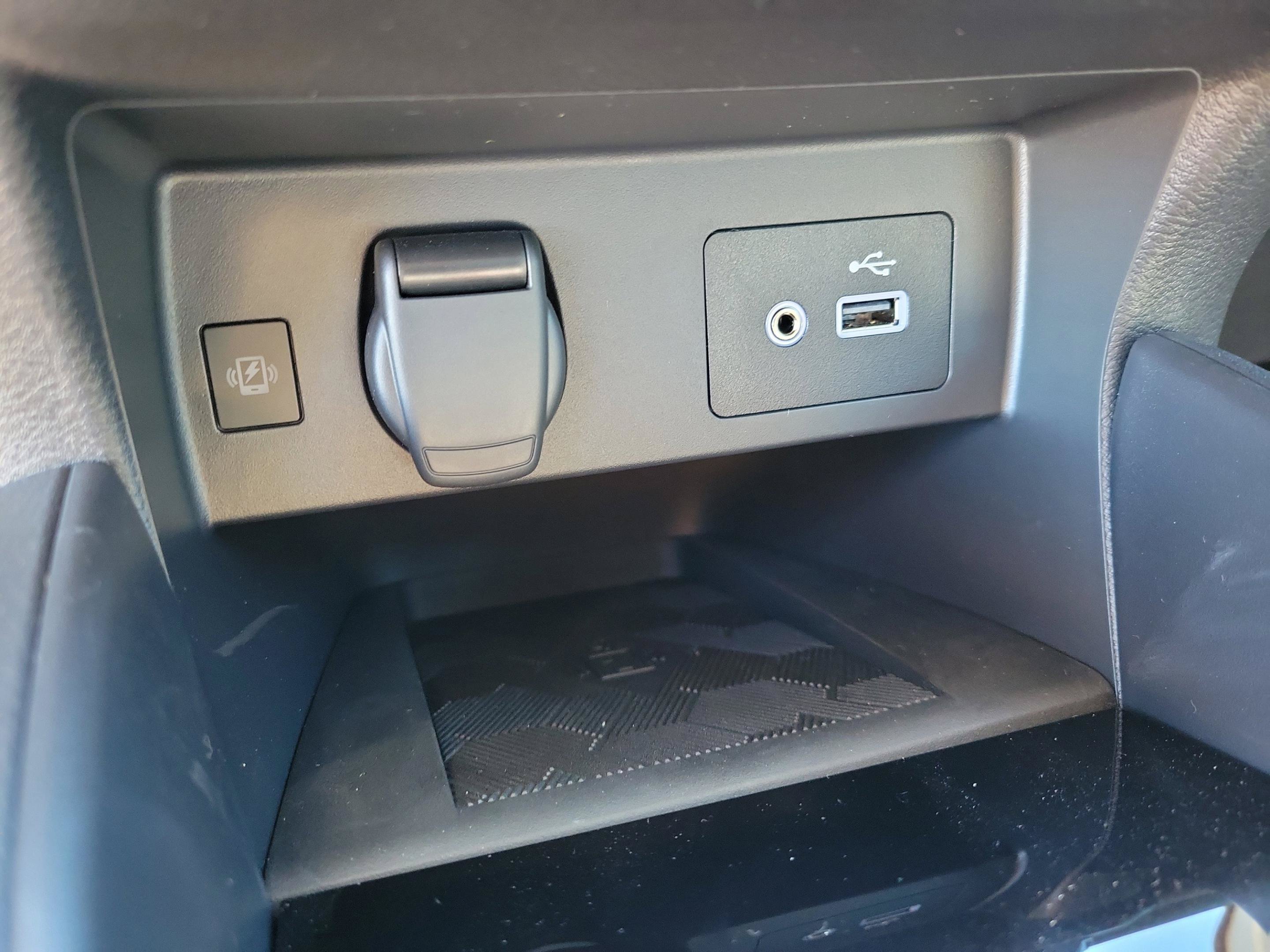 New 2025 Nissan Versa SV w/ Trunk Package FWD image 22