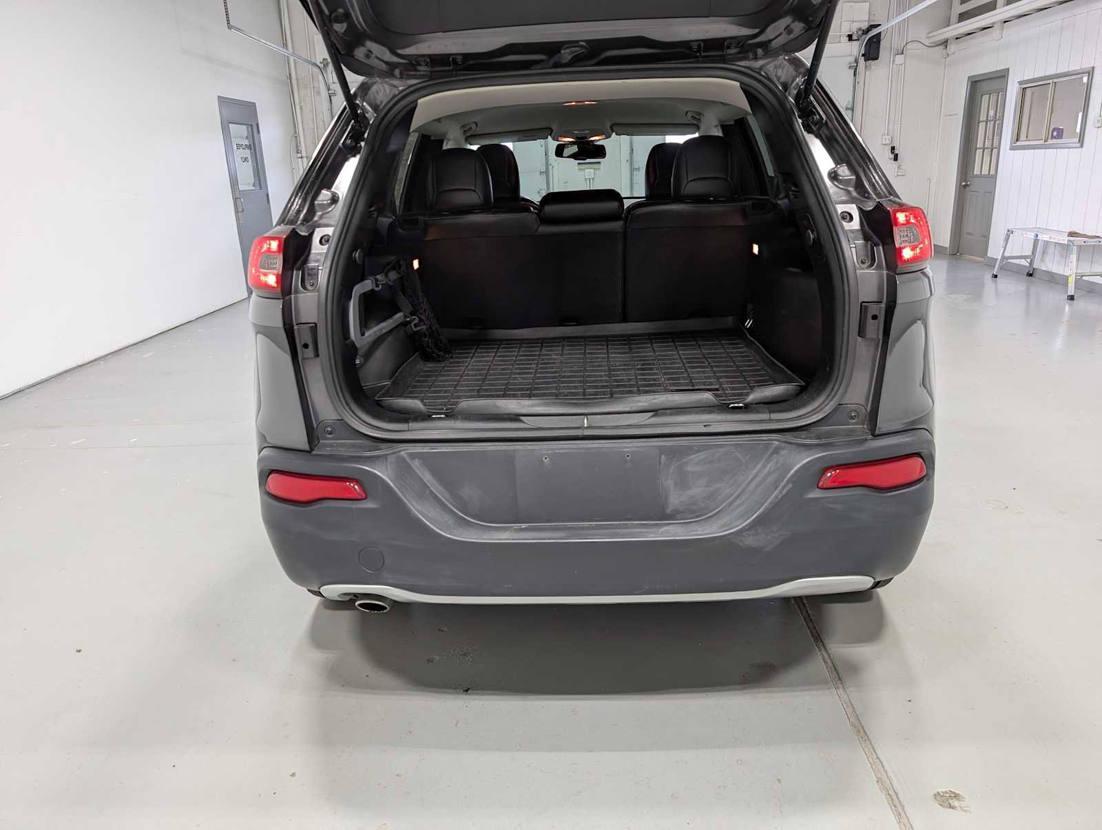 Used 2017 Jeep Cherokee Limited AWD/4WD image 40